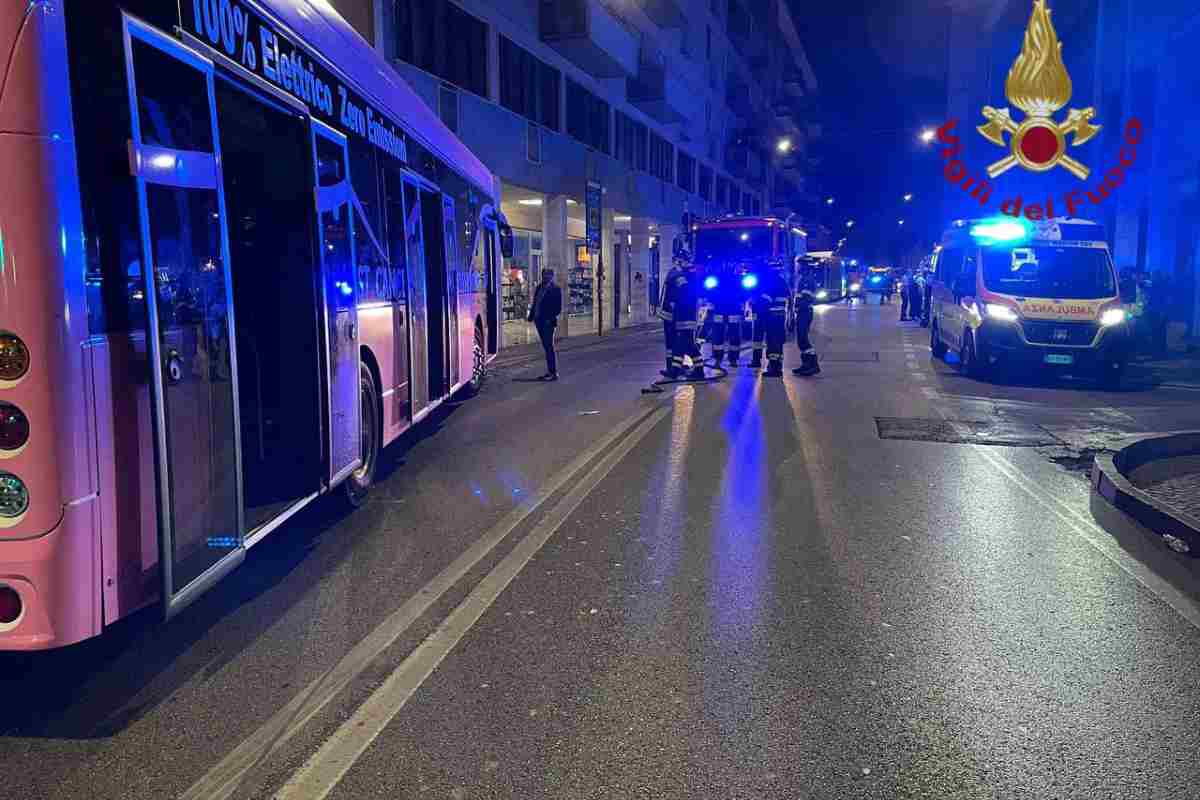 Autobus esplode in strada: spazzata via la finestra di un edificio