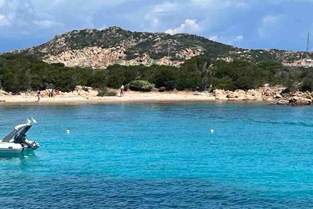 Influencer multata di 1800 euro per essere entrata in una spiaggia in Sardegna