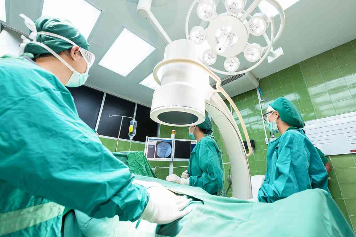 Tagliato la flebo di un paziente in ospedale: la sospettata è un’infermiera
