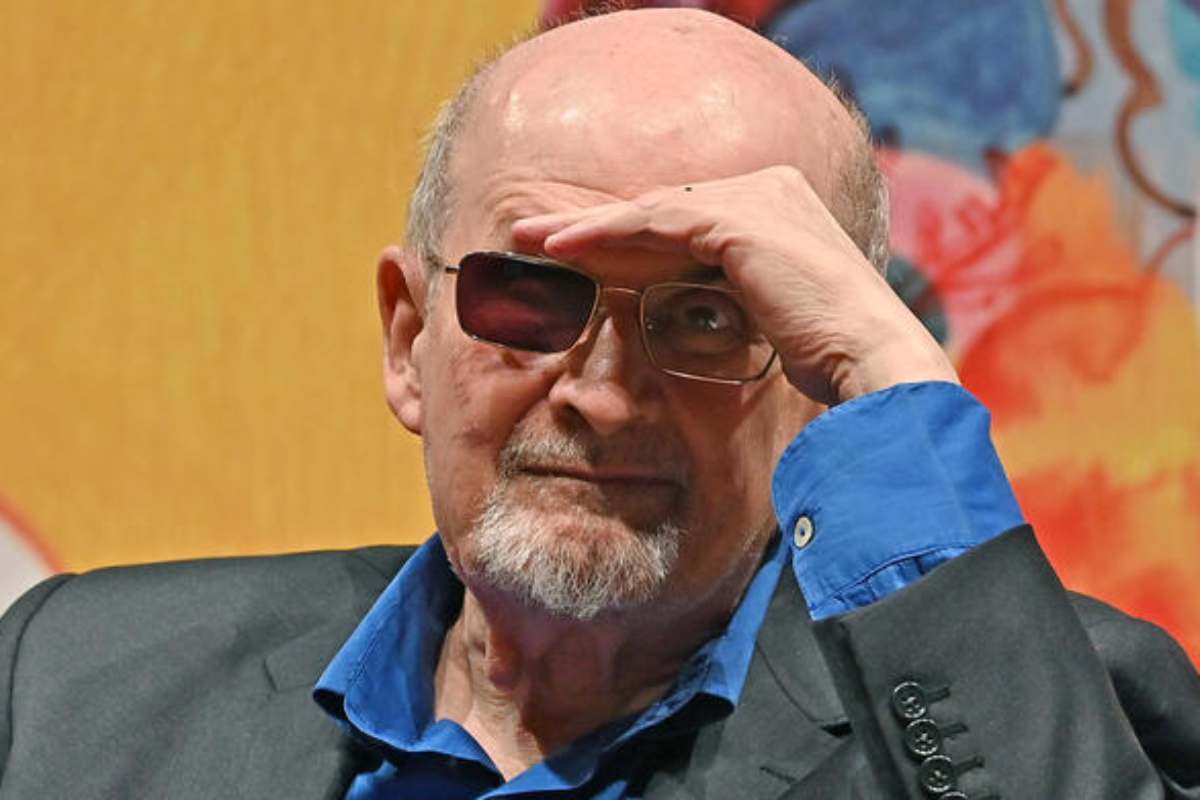 L’aggressore di Salman Rushdie aveva dei complici? Indagini in corso