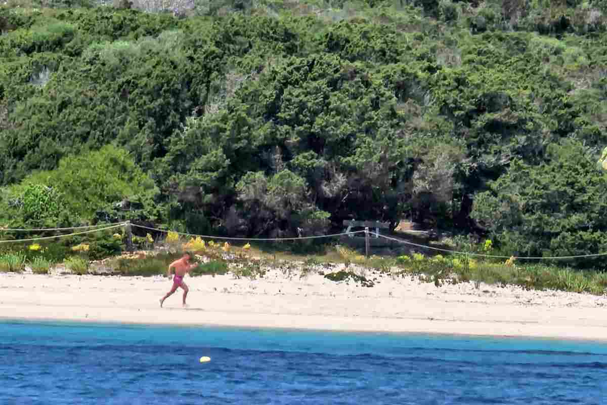 L'influencer infrange la legge e approda sulla spiaggia