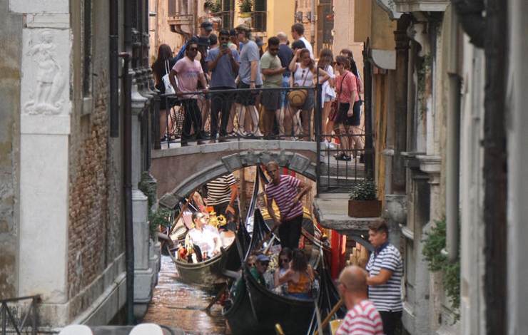 I veneziani con Venezia affollata