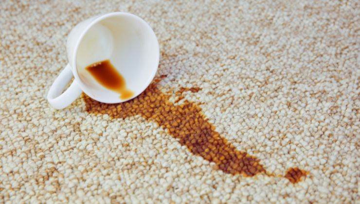 Macchie di caffè sui vestiti, non disperarti