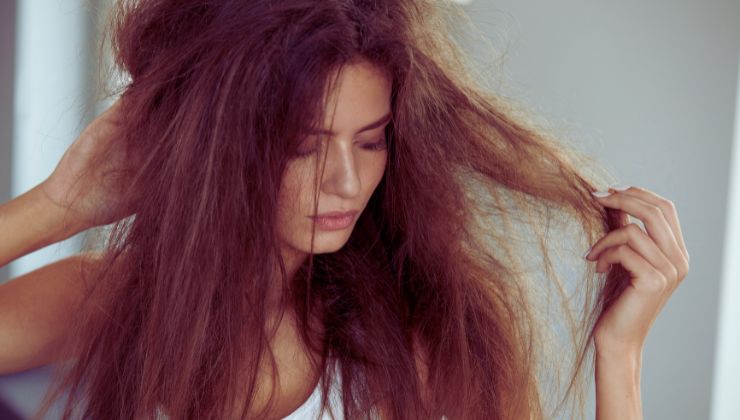 Estate in piscina, come proteggere i capelli dal cloro