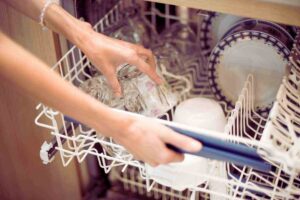 Pulizia lavastoviglie, idraulici svelano il trucco per risparmiare