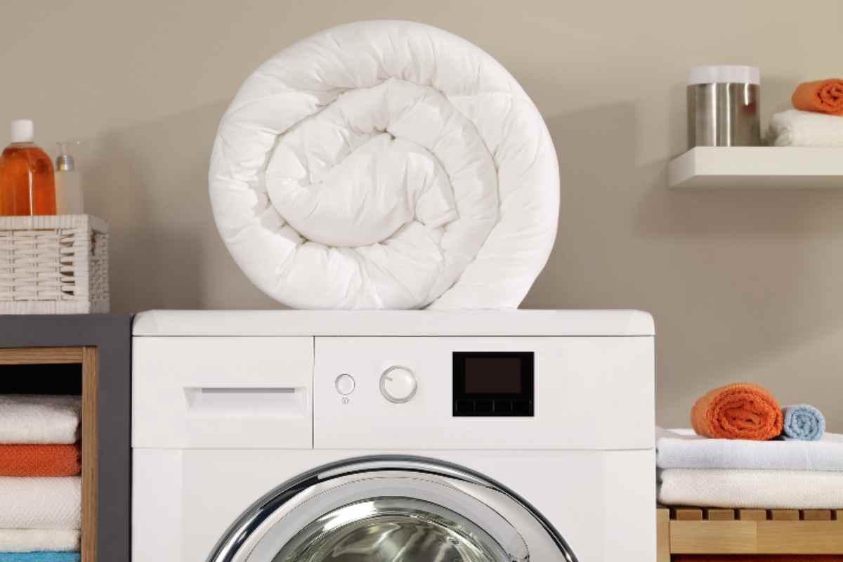 Non buttare i soldi per la lavanderia: il trucco geniale per lavare il piumone in casa senza lavatrice