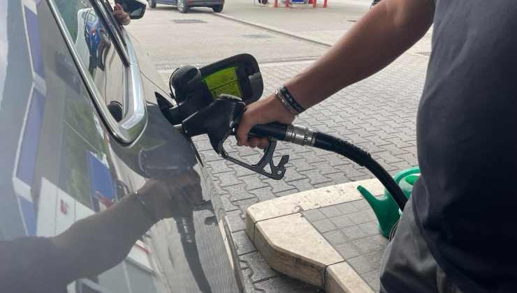 calo prezzi carburanti 