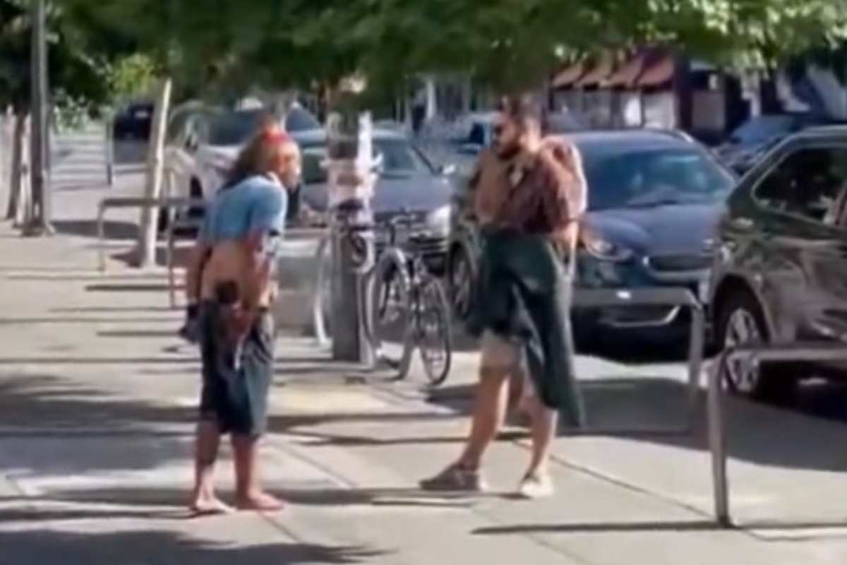 Turista minacciato con fiamma ossidrica: la salvano due uomini nudi