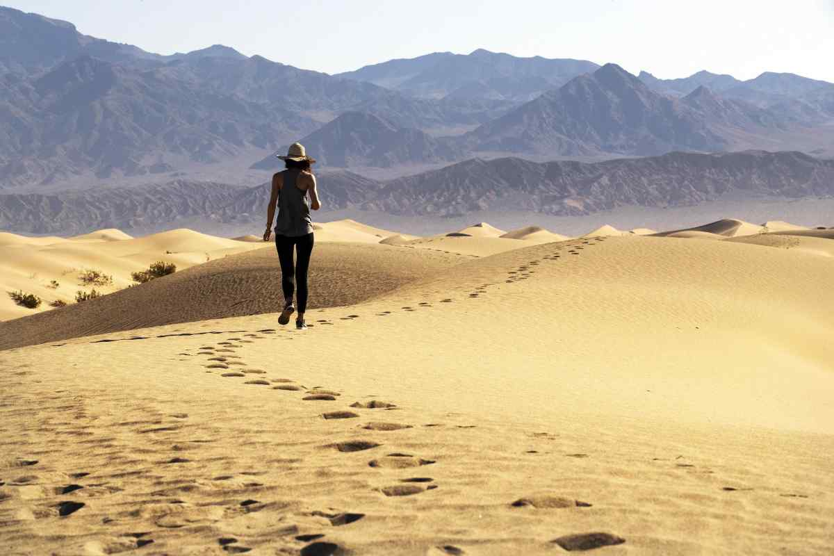 Perde le ciabatte nella Death Valley: turista con ustioni di terzo grado