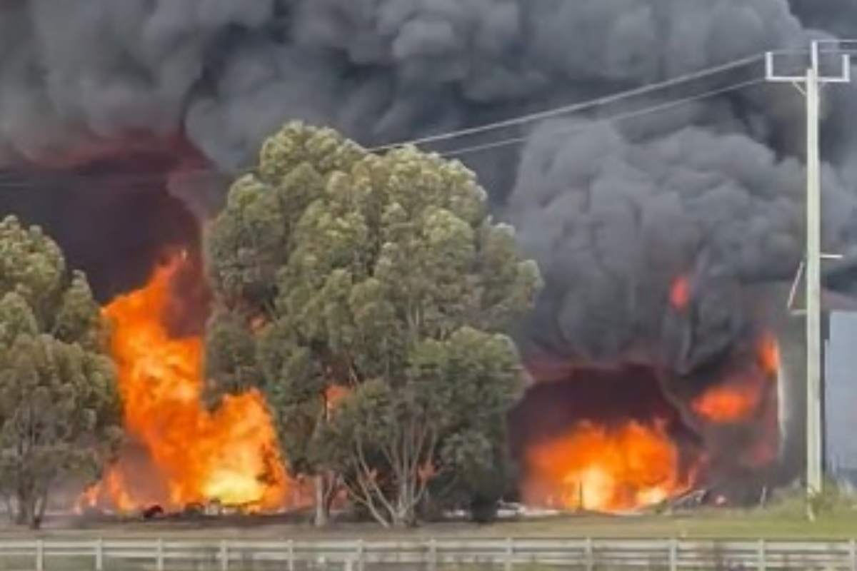 Esplosione in una fabbrica chimica: nuvola di fumo tossica sulla città