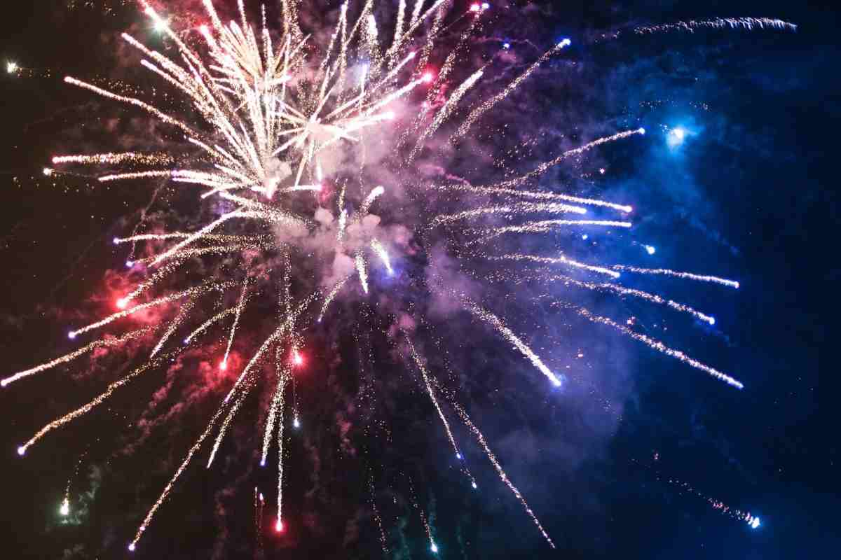 Si accende un fuoco d’artificio in testa per esibirsi: epilogo fatale