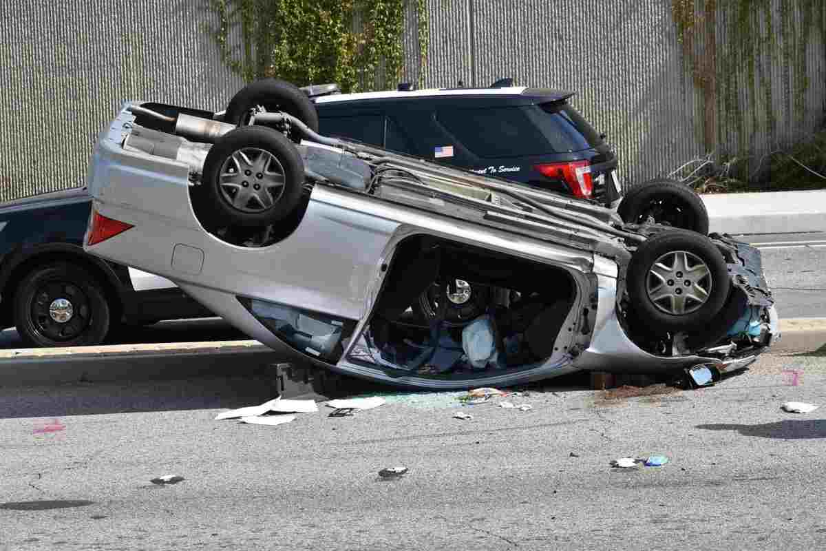 Scende dall’auto per un’incidente: donna investita da tre auto