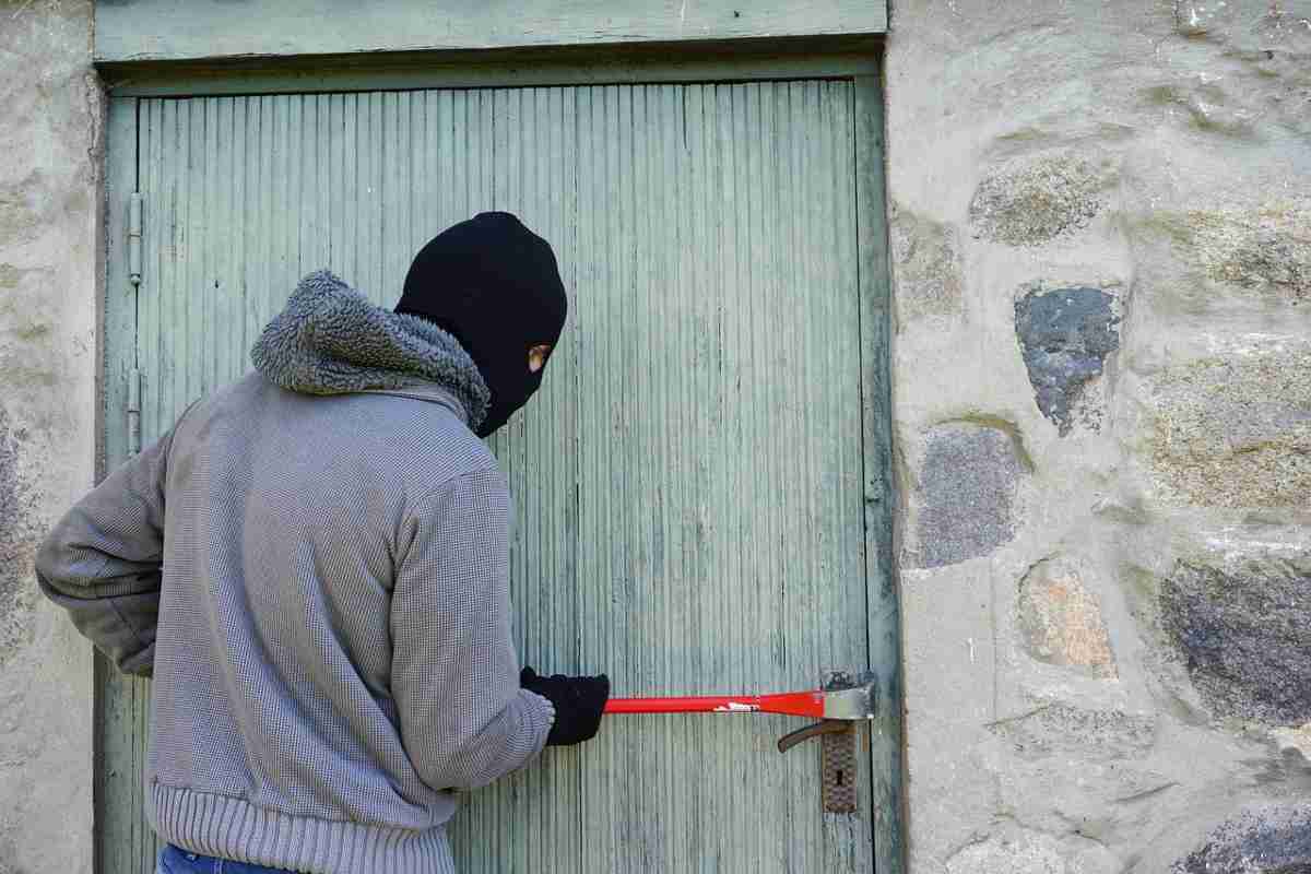 Sempre più casi di rapine in casa: qualche consiglio per cercare di evitarle