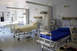 Picchia due pazienti in ospedale: arrestato un infermiere