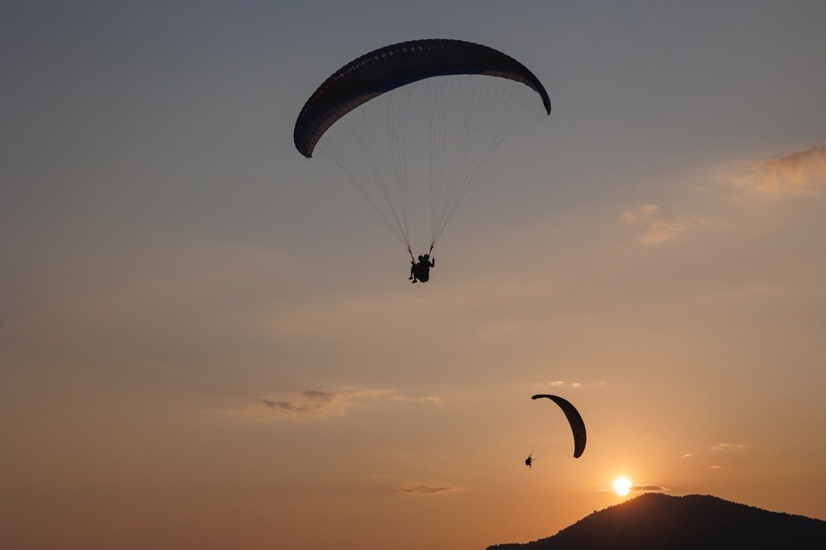 ⁠⁠Il parapendio si chiude in volo: uomo precipita da 40 metri sulle Alpi