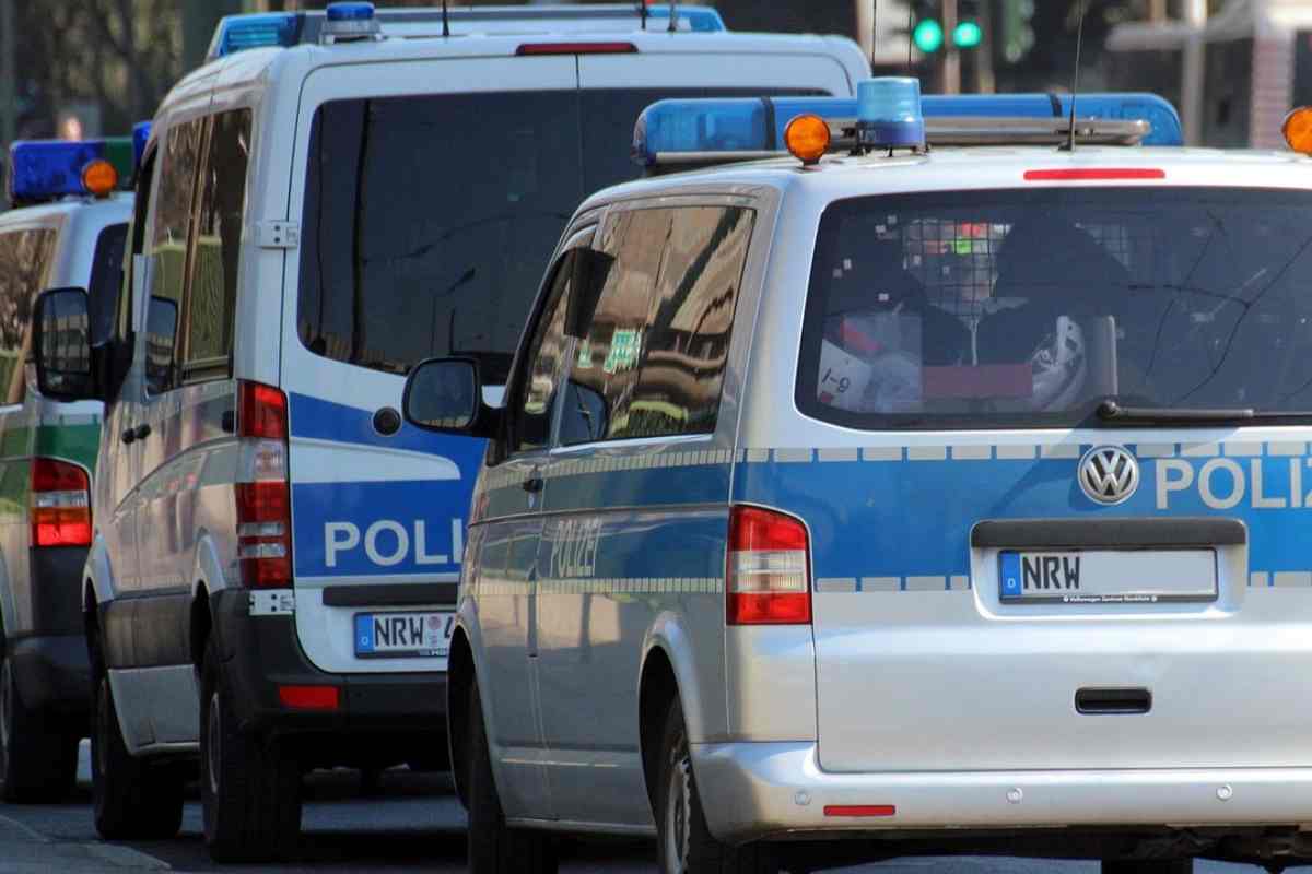 Un poliziotto arrestato per violenza su una minorenne