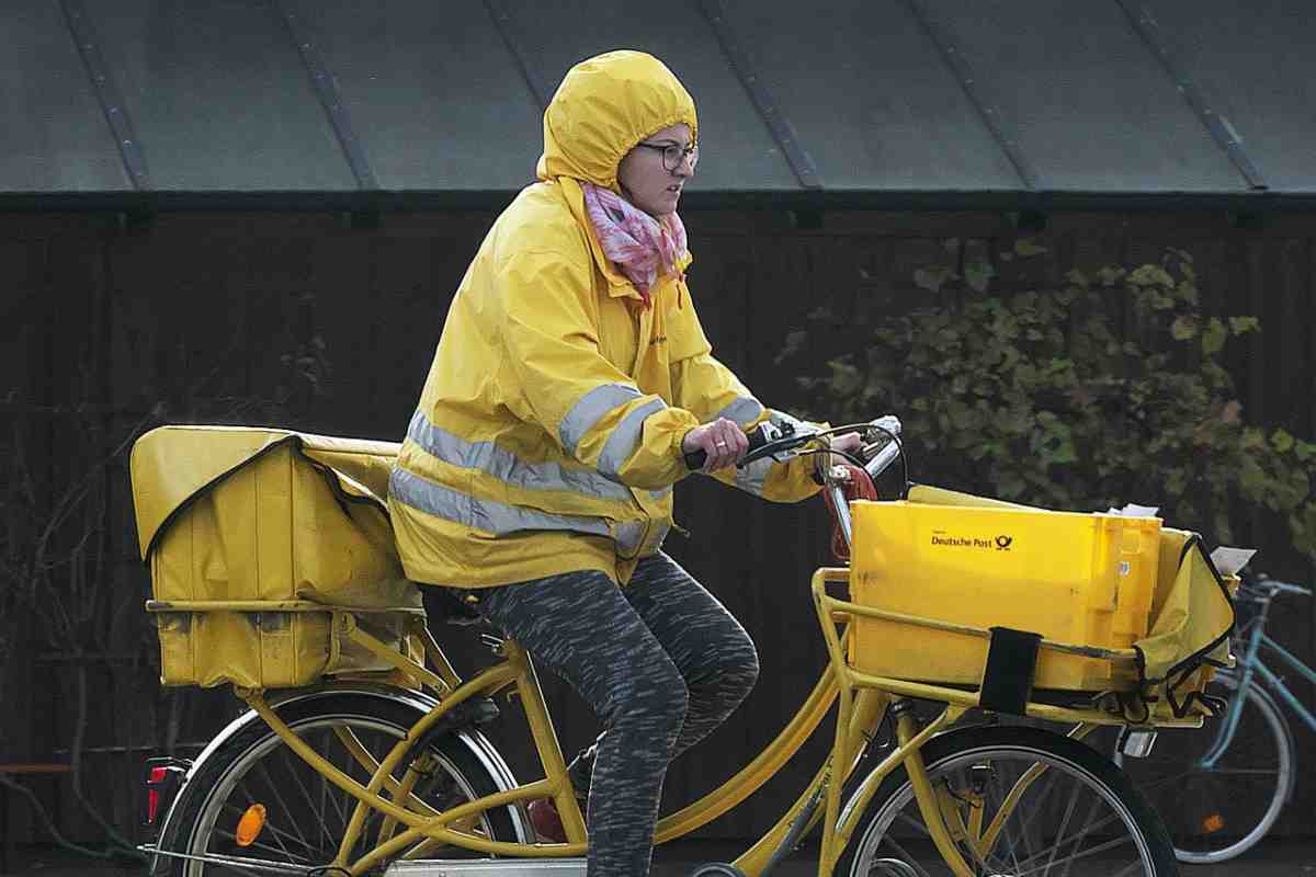 Tenta di uccidere un impiegato delle poste con una spada di legno