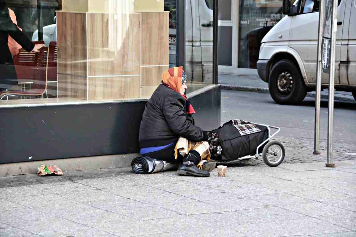 Senzatetto rapisce bambino di 4 anni al fastfood: la nonna disperata lancia l’allarme