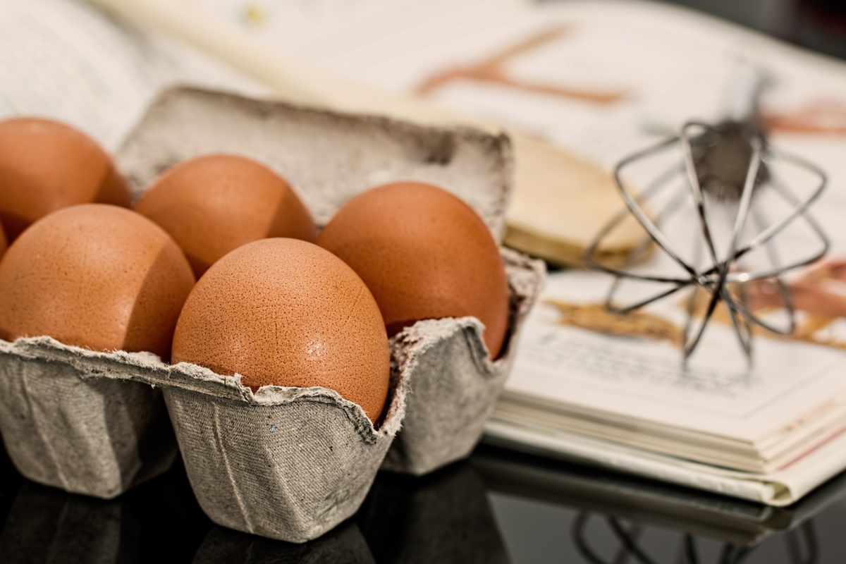 Trovi le piume sulle uova del supermercato? C’è un motivo