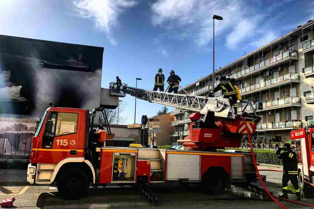 Scoppia un incendio, è inferno al centro commerciale: 16 morti