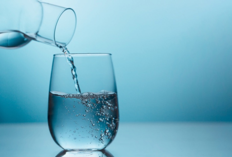 Bere acqua fredda in estate? Perché non va fatto