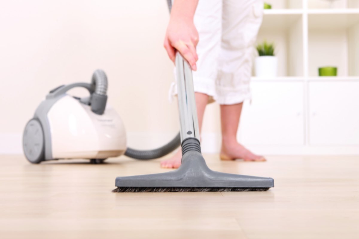 Cattivi odori dall’aspirapolvere, non dimenticare mai di pulirla: cosa fare per profumare tutta casa