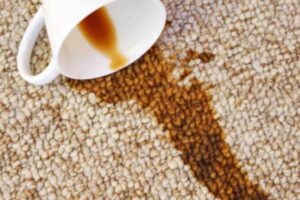 Caffè sul tappeto, rimuovere macchia