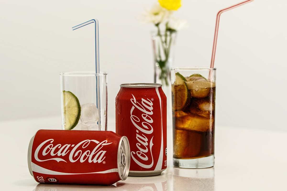 ⁠Dalla muffa all’olio, tutte le cose che si possono pulire con la Coca Cola