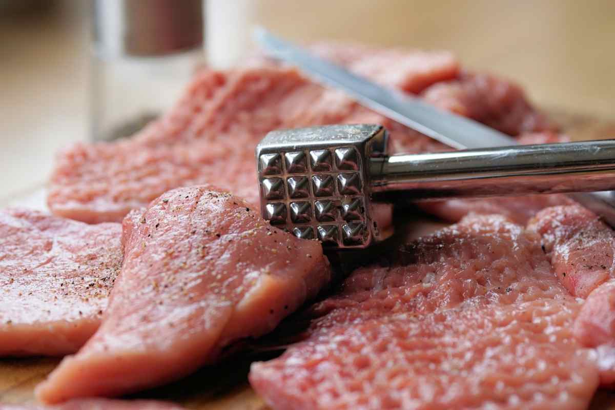 Il negozio è chiuso da mesi, ma la carne è rimasta lì: i vicini sconcertati