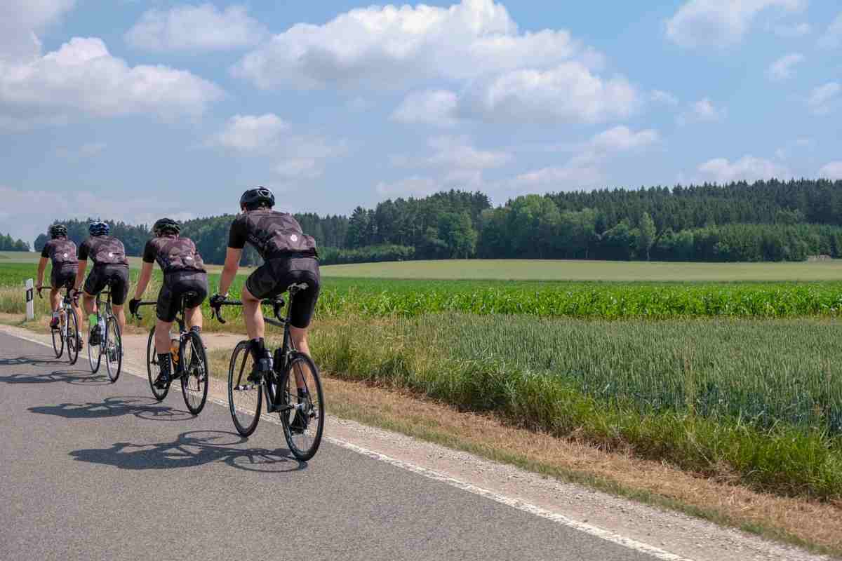 Guida in stato d’ebbrezza e con il telefono: arrivano le multe per i ciclisti