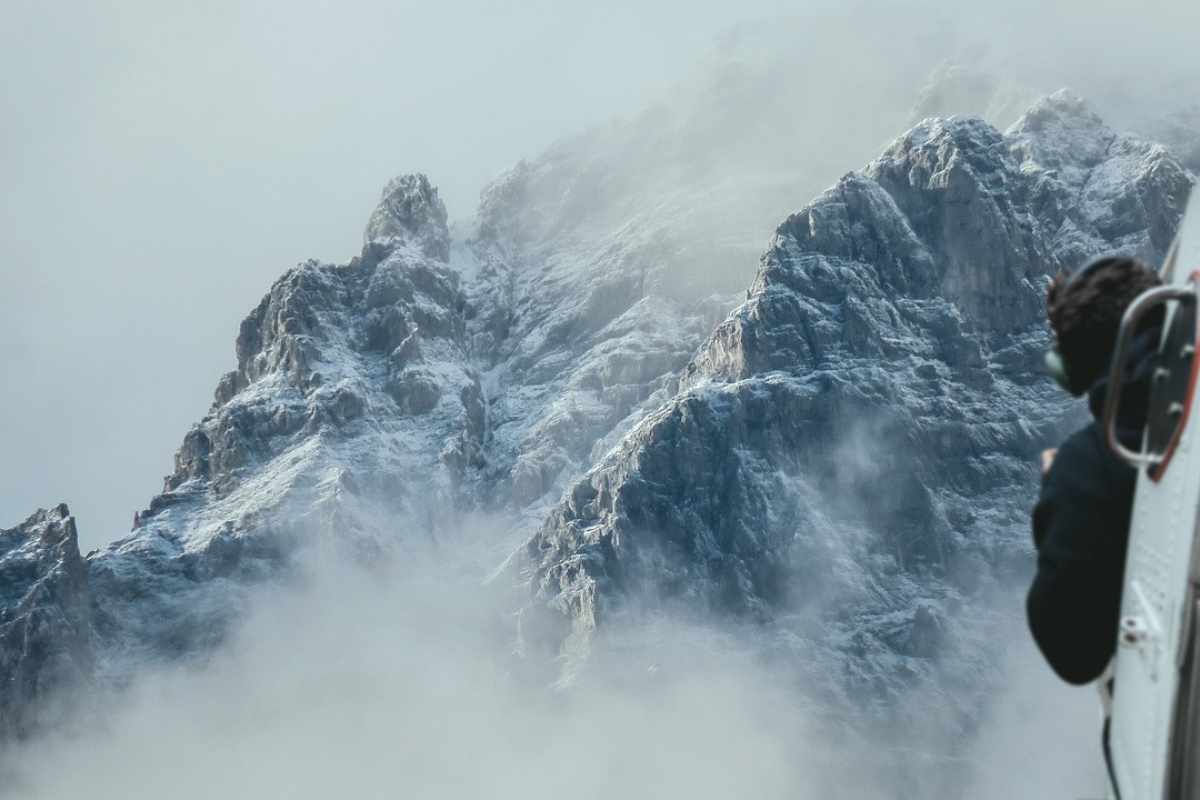 Una valanga travolge quindici alpinisti