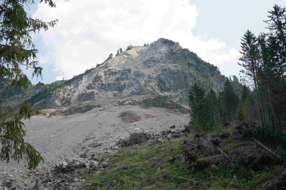 Frana improvvisa durante l’escursione: turista perde la vita in vacanza