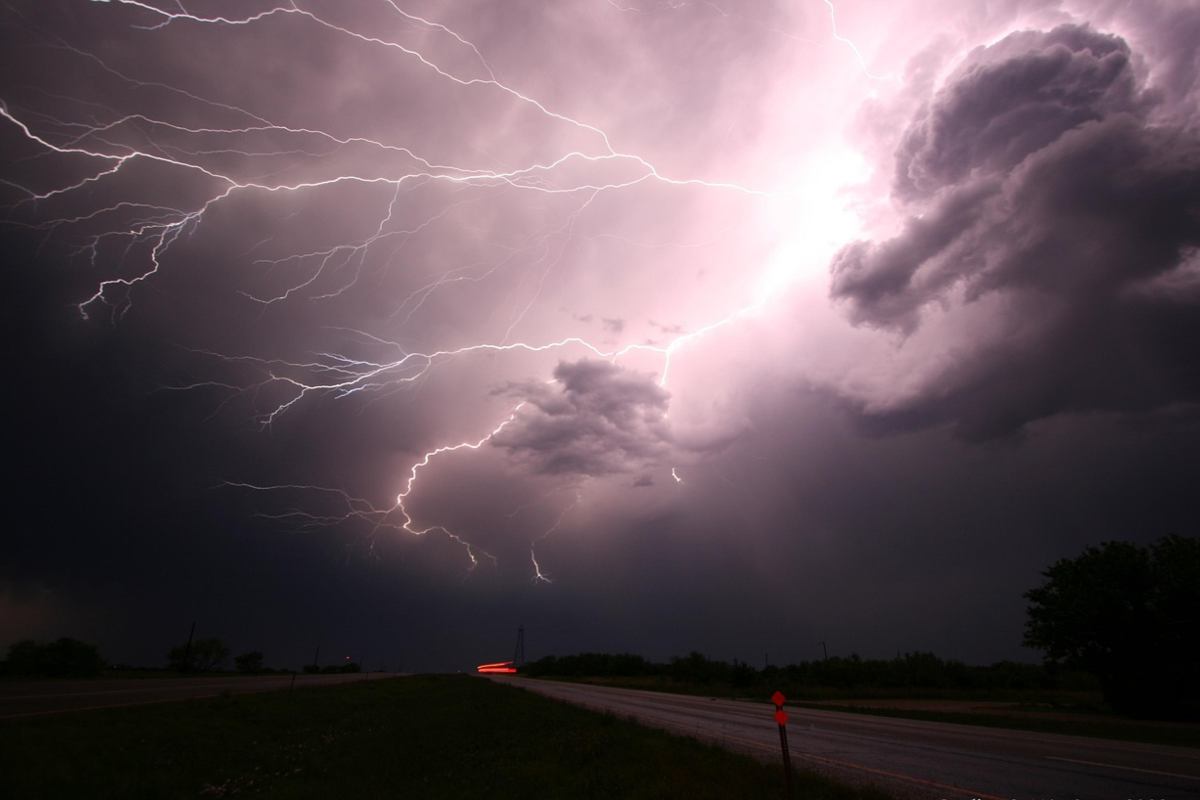 Piogge violente e tifoni devastanti in arrivo: la spiegazione degli scienziati