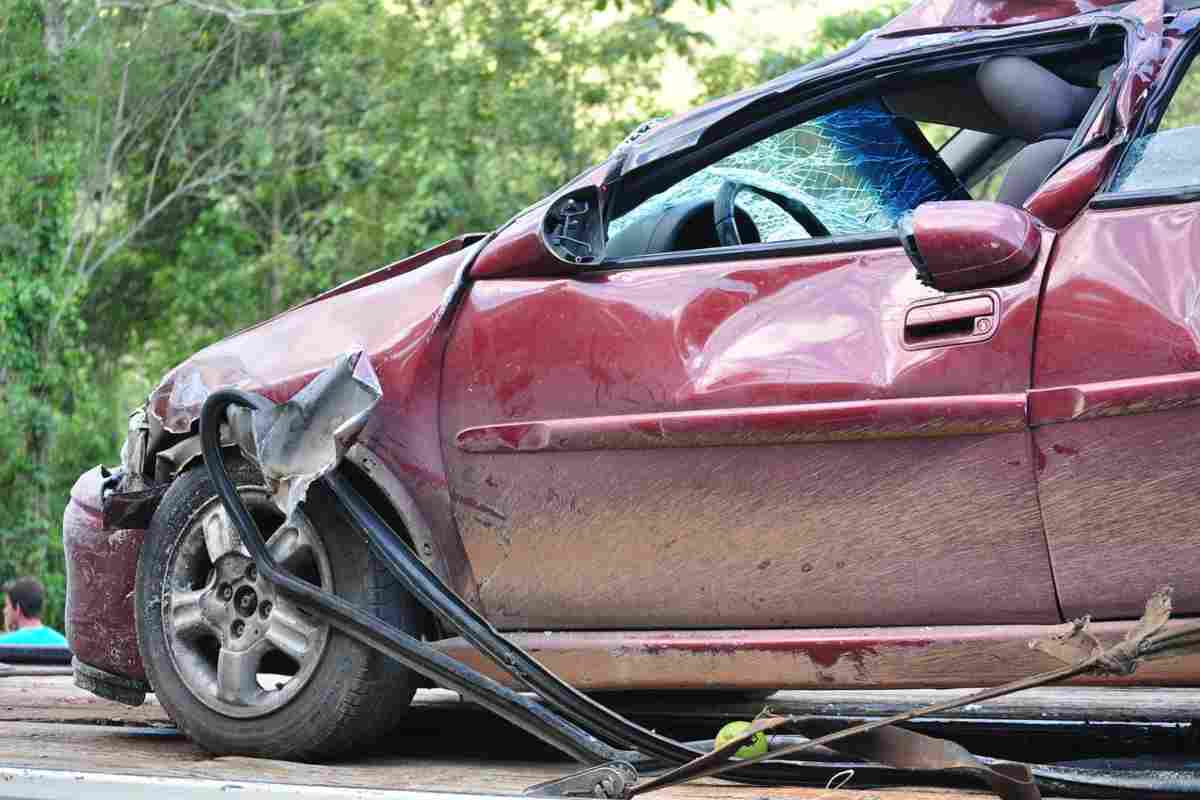 Scontro d’auto devastante: perdono la vita due sorelle di 5 e 7 anni