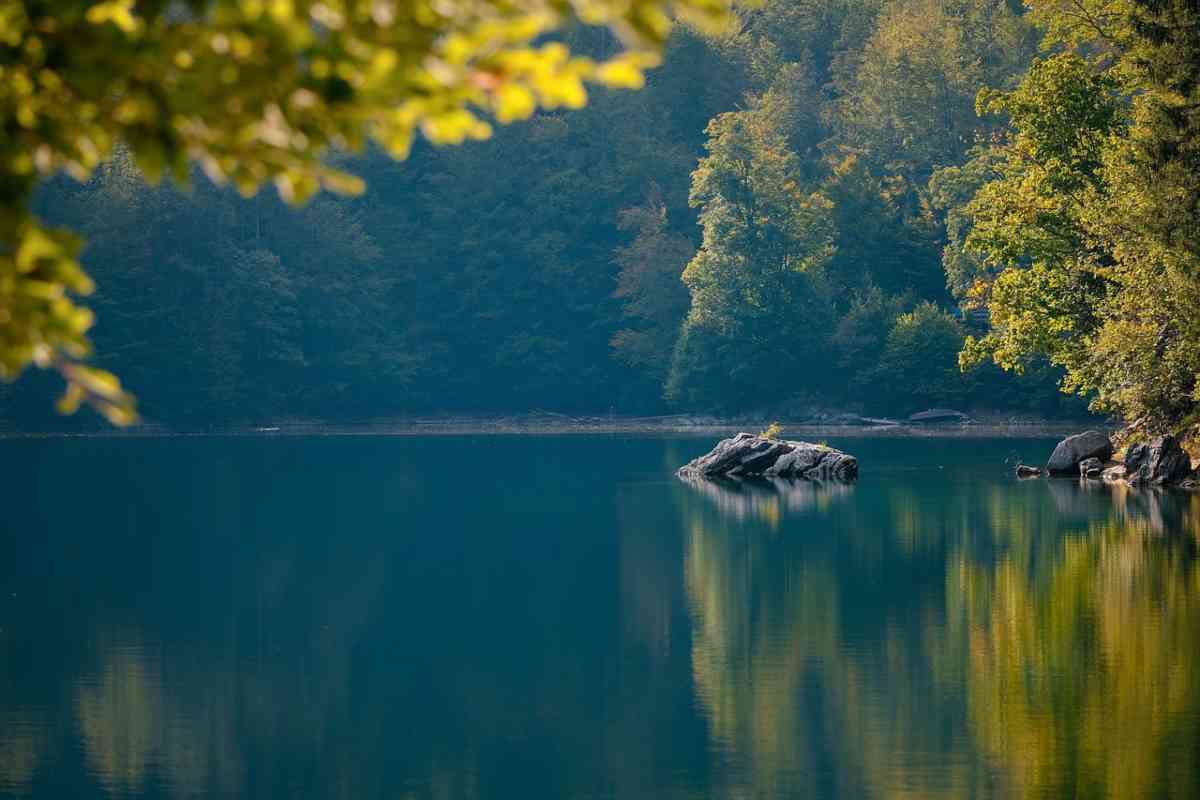 Dramma nel lago: scoperto il cadavere di una donna senza vestiti