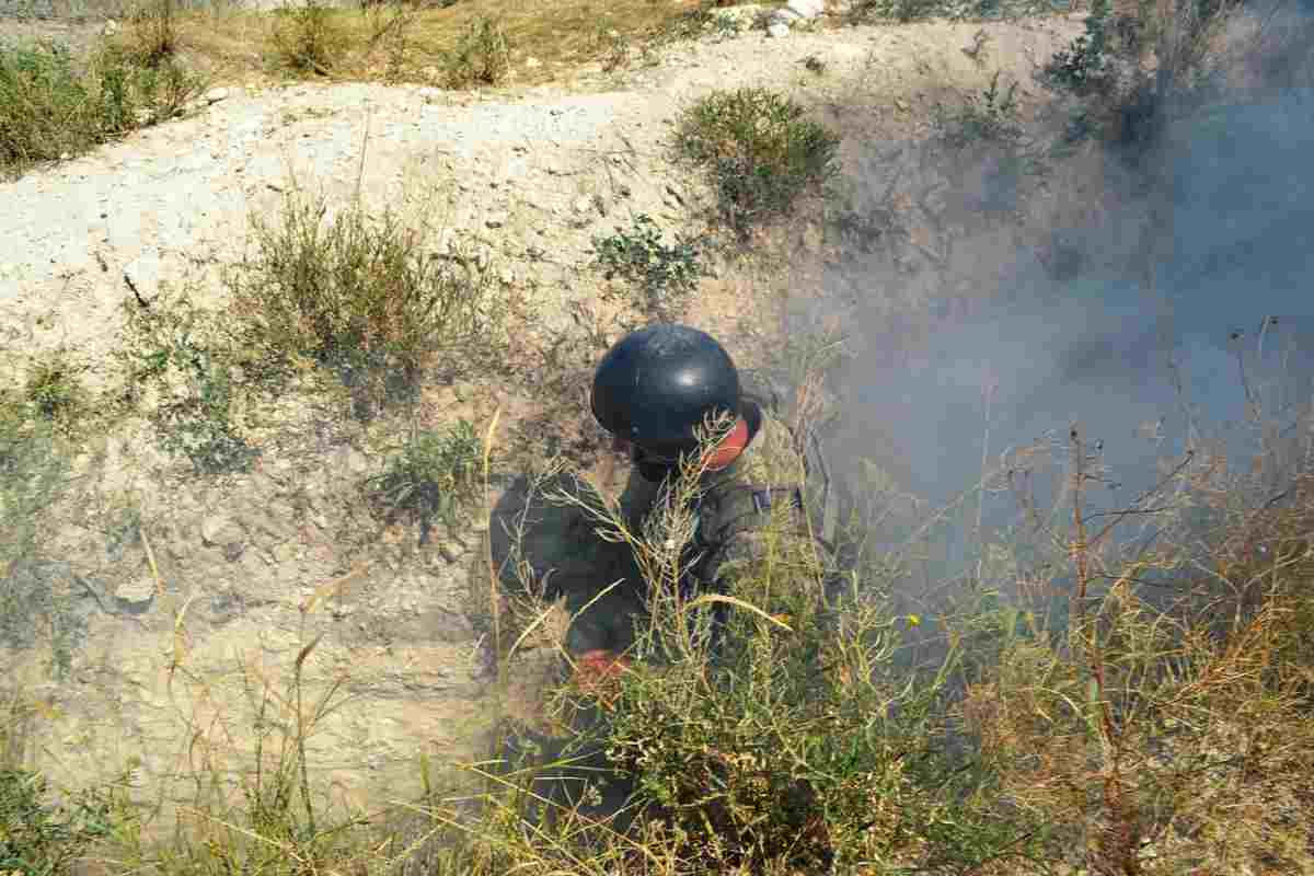 Un soldato attraversa i campi minati al confine