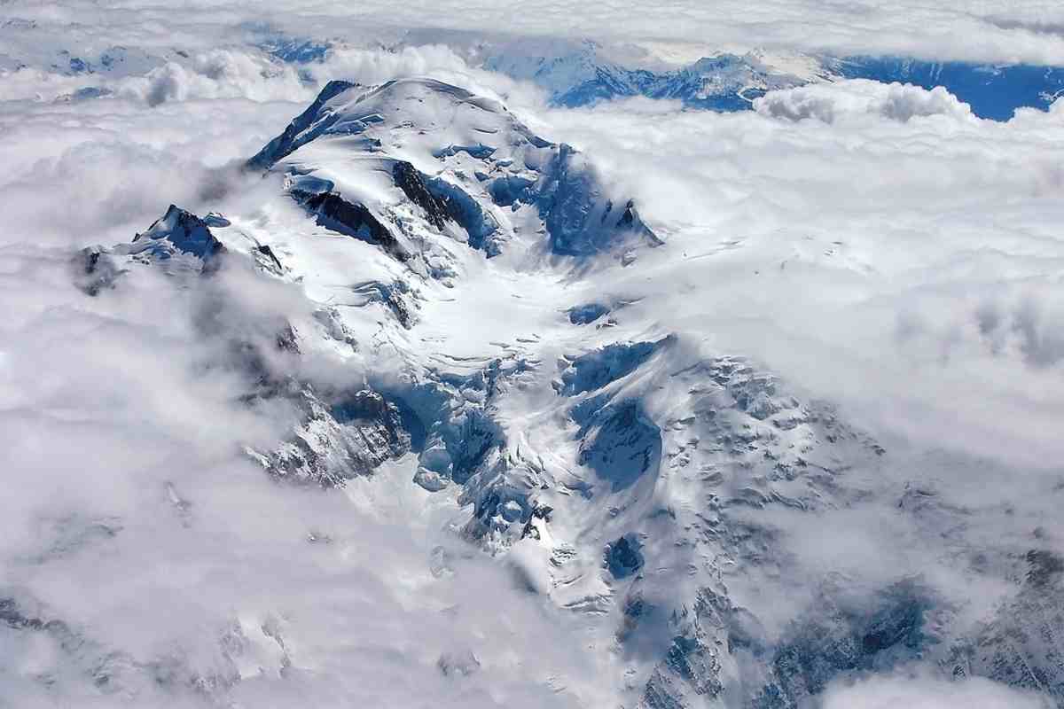 ⁠Cade un blocco di ghiaccio sul Monte Bianco: morto alpinista, 4 feriti