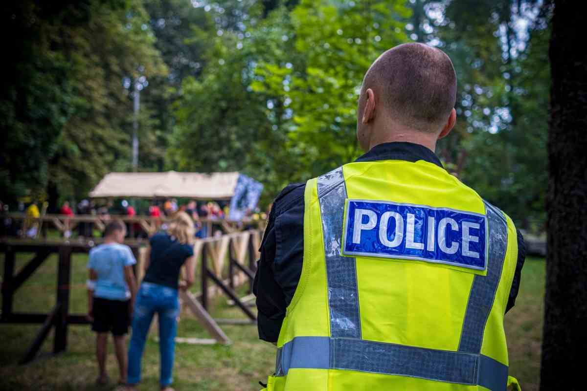 Trattenuta e violentata da diversi uomini per 5 giorni: donna ritrovata legata in strada