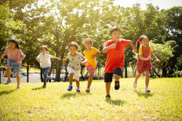 Bambini che giocano all'aperto