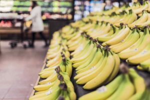 Controlli sulle banane in un supermercato, ma i dipendenti trovano una “sorpresa”