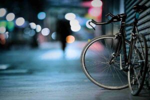 Un uomo è stato arrestato dopo essersi fatto filmare mentre rubava una bicicletta con un sombrero in testa e gilet fluorescente