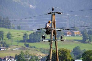 Morto folgorato nella cabina elettrica: stava cercando di rubare dei cavi