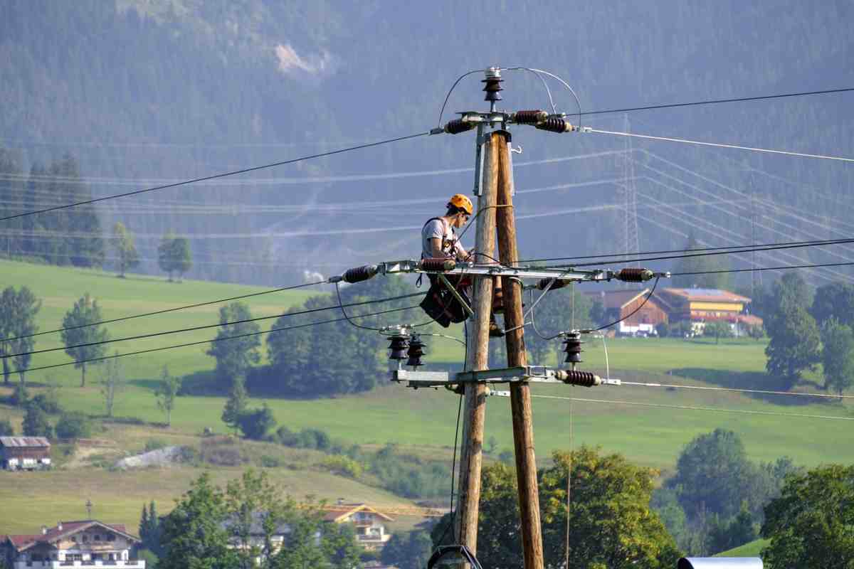 Morto folgorato nella cabina elettrica: stava cercando di rubare dei cavi