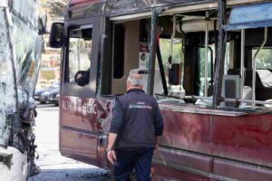 Autobus si scontra con una cisterna: almeno 13 morti