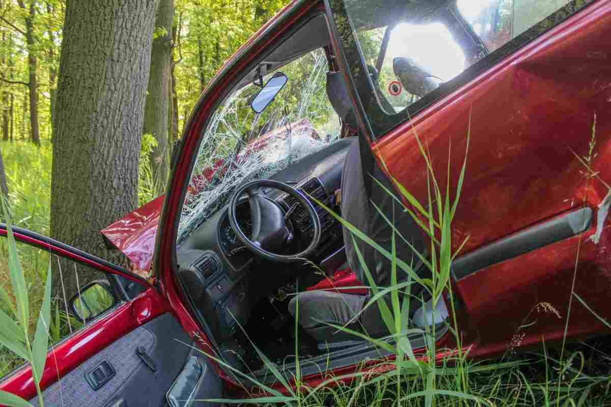 Assiste dalla propria auto all’incidente della moglie con i due figli: un incubo