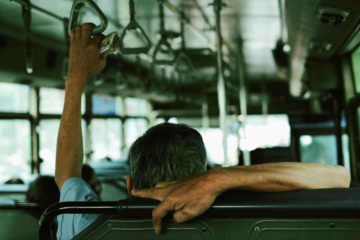 Ex poliziotto si masturbava alla fermata del tram: “Sto lavorando su me stesso”