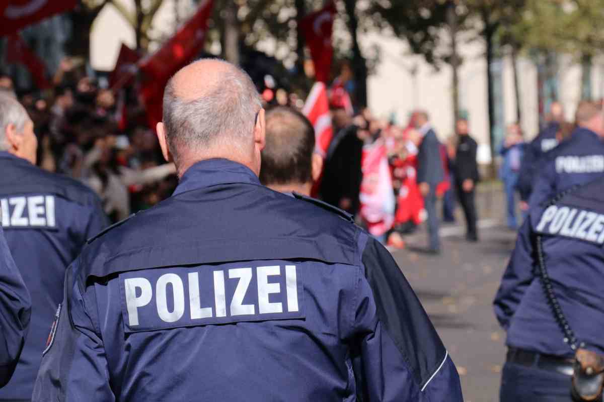 Video di sorveglianza la riprende mentre uccide la madre, poi l’imboscata al patrigno