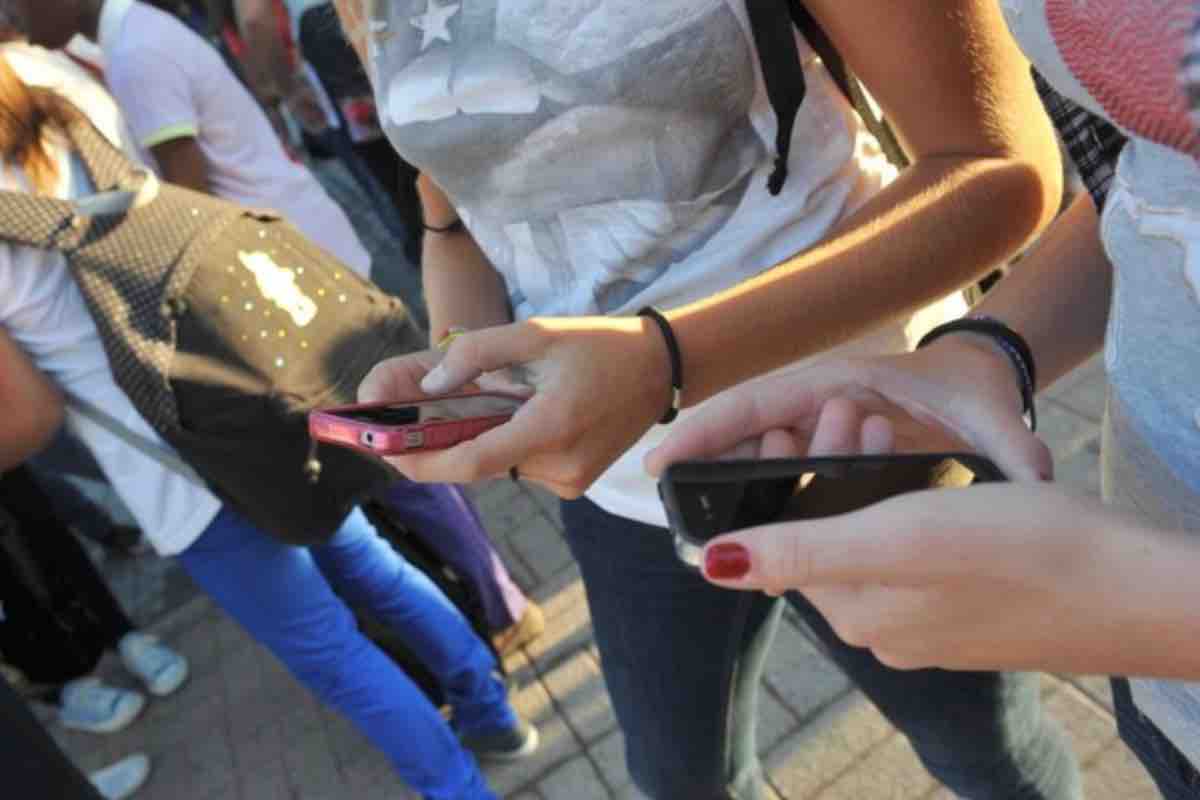 Al telefono per una sfida social