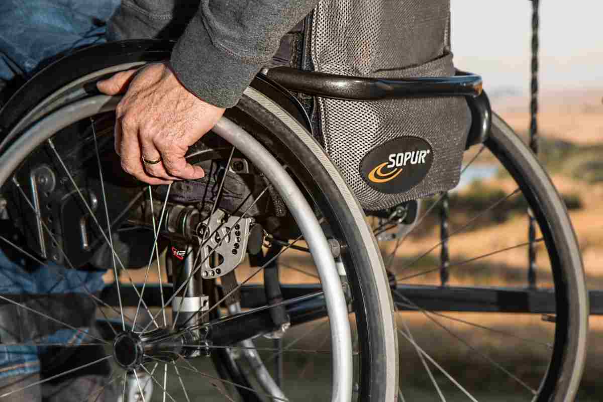 Disabile cade dal triciclo, lo soccorre un agente: una “fortuna” di cui si pentirà