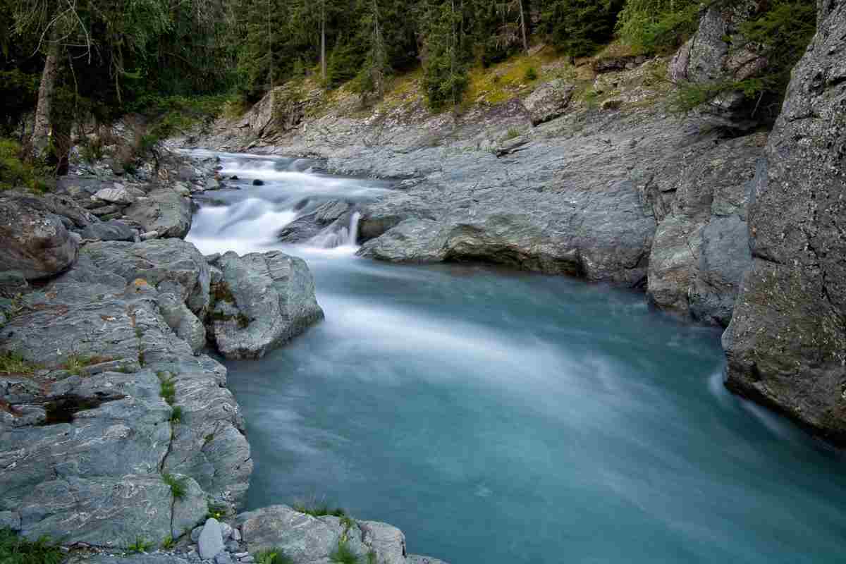 Si getta nel fiume per salvare una donna: uomo perde la vita da eroe